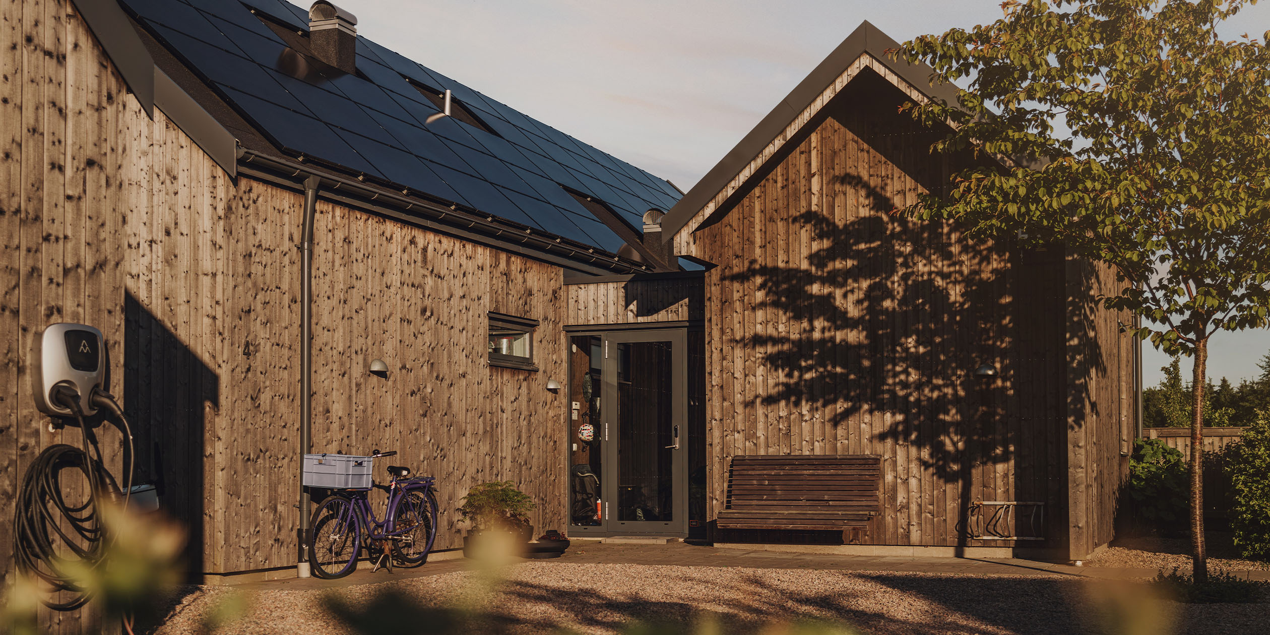 Ett trähus med solpaneler på taket.