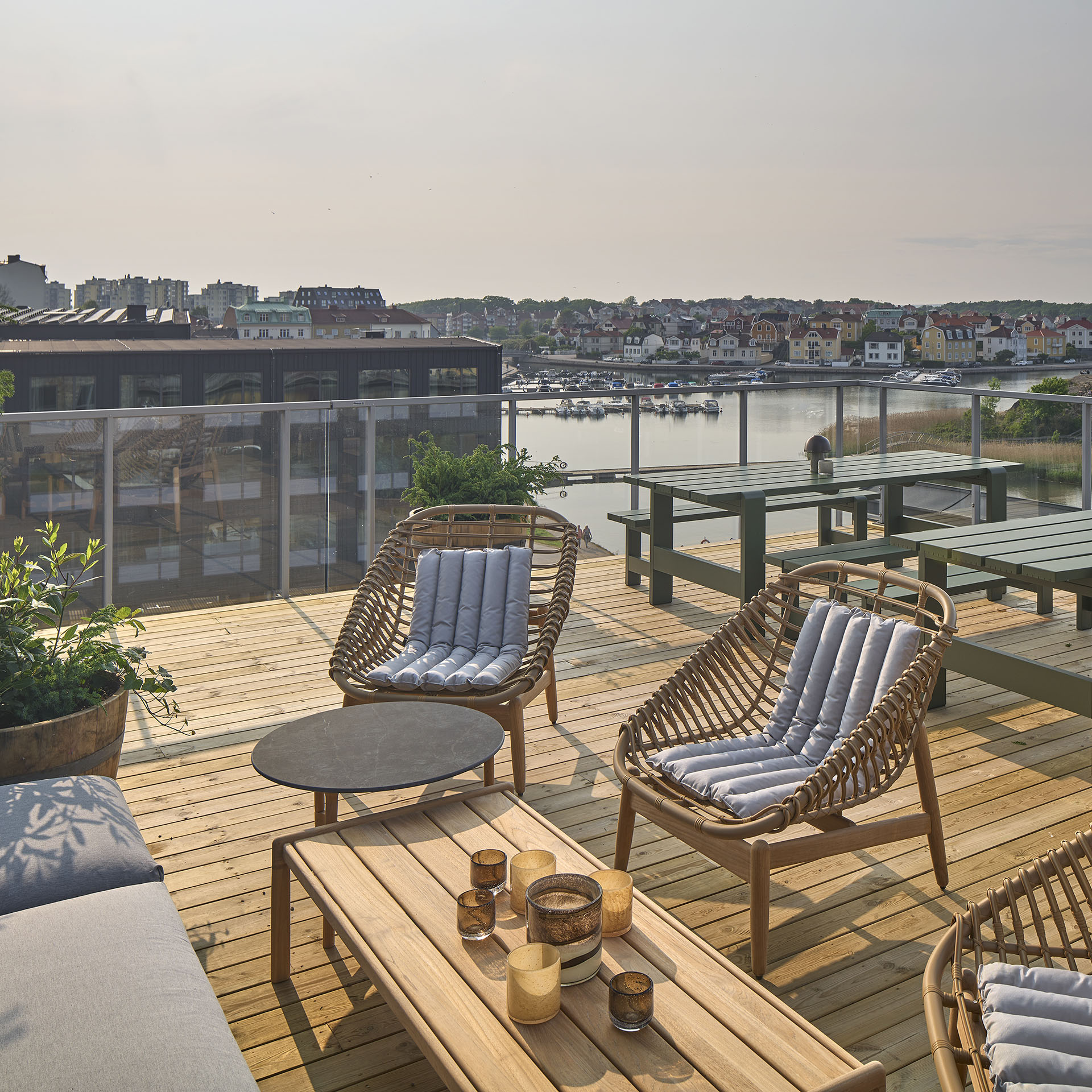 En takterrass med utsikt över hamnen i Karlskrona.