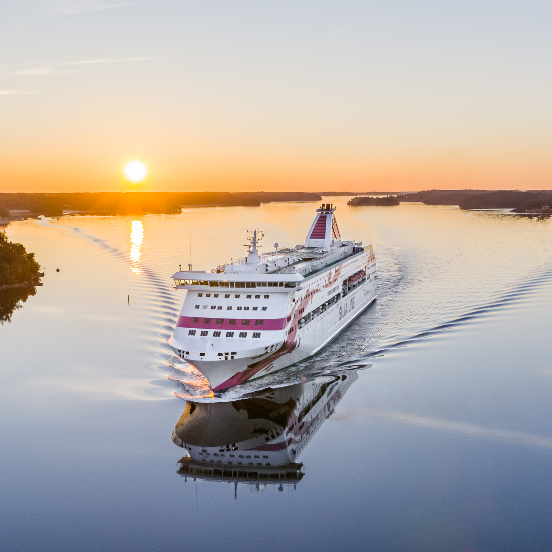 Ett av Tallink Slija Lines fartyg i kvälls solen.