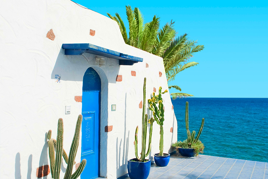 Ett vitt hus med blå dörr på Lanzarote. Apollo