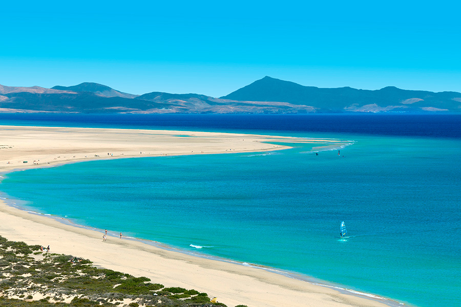 Vy över en lång strand på Fuerteventura.